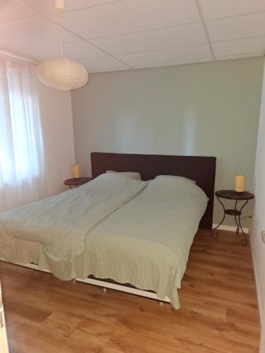 Giường trong phòng chung tại Petten Beach 1