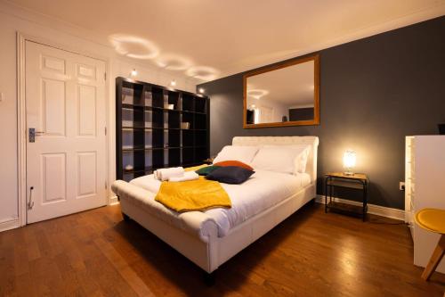 En eller flere senge i et værelse på Modern 4-bed home Royal Wharf near Excel Canary Wharf London city airport The O2 -Free parking