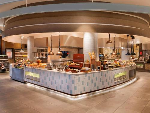 ein Restaurant mit einer großen Theke mit Speisen in der Unterkunft Sofitel Fiji Resort & Spa in Denarau