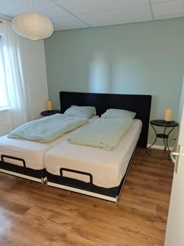 Giường trong phòng chung tại Petten Beach 1