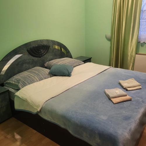 un letto con due asciugamani sopra di Hotel Matal a Međugorje