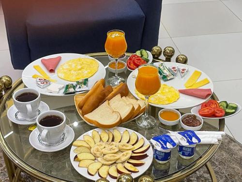 un tavolo sormontato da piatti di cibo e bevande di Atlantis Hotel - Boutique Stay in Downtown Cairo a Il Cairo