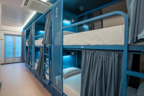 un gruppo di letti a castello in una stanza di Ideal Youth Hostel a Barcellona