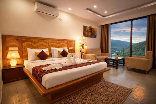 En eller flere senge i et værelse på Rose Kasauli by Continental Group Kasauli !! Prime Location ! Restaurant ! Lawn ! Parking