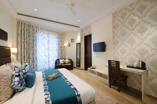 Et tv og/eller underholdning på Rose Kasauli by Continental Group Kasauli !! Prime Location ! Restaurant ! Lawn ! Parking