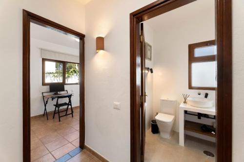 Et badeværelse på Kaizen Volcano Home