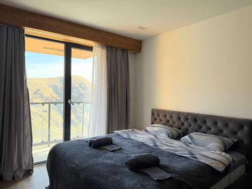 En eller flere senge i et værelse på Gudauri Block F4