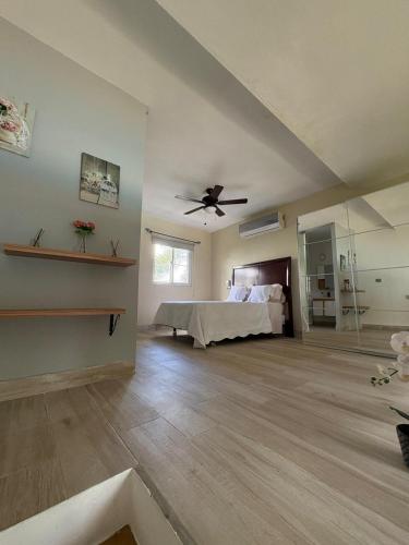 een slaapkamer met een bed en een plafondventilator bij Boca paraiso in Boca Chica