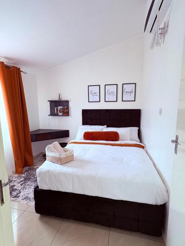 una camera da letto con un letto grande in una stanza di The August Home a Gaborone