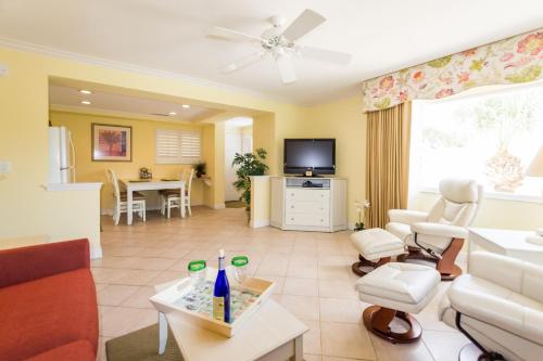 Televisyen dan/atau pusat hiburan di Inn at the Beach-Venice FLORIDA