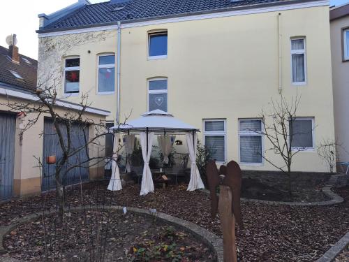 En have udenfor statt HOTEL - Frisch, Frech und Farbenfroh - Helle Souterrainwohnung