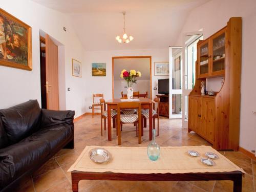 ein Wohnzimmer mit Sofa und Tisch in der Unterkunft Spacious home surrounded by nature in Sesta Godano