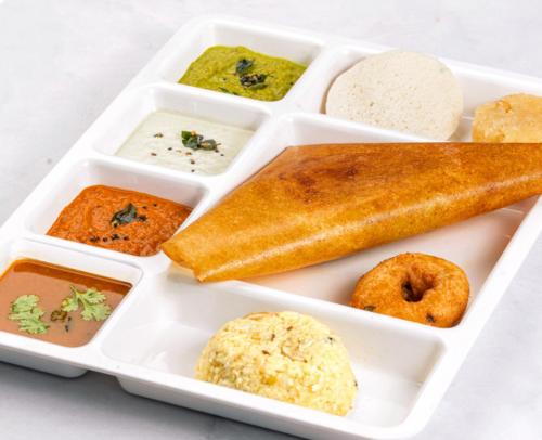 un récipient en plastique rempli de différents types de denrées alimentaires; dans l'établissement HomeSlice Sarjapur - Balcony Rooms, à Bangalore