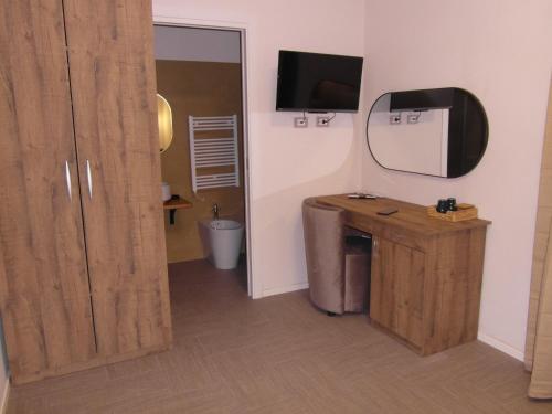 een badkamer met een spiegel, een wastafel en een toilet bij BeB Nido degli Ulivi in Catanzaro