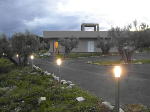 een gebouw met straatverlichting aan de voorkant van een weg bij BeB Nido degli Ulivi in Catanzaro