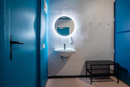 un bagno con lavandino e specchio di Ideal Youth Hostel a Barcellona