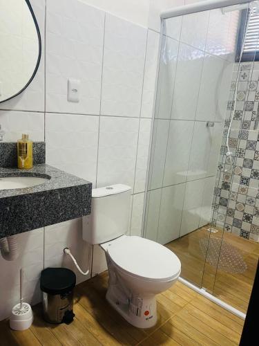 een badkamer met toilet en glazen douche bij Pousada e hostel Italia in São Luís