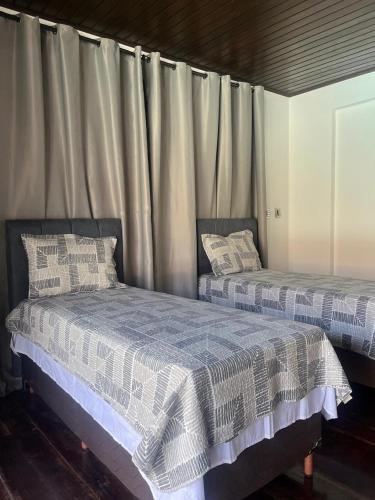 twee bedden naast elkaar in een kamer bij Pousada e hostel Italia in São Luís