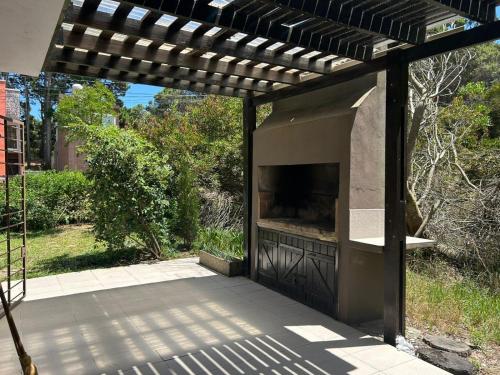 een buitenterras met een buitenpizzaoven bij Jacaranda Mar Azul in Mar Azul