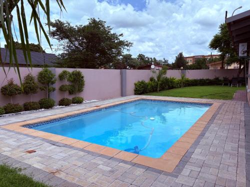 Hồ bơi trong/gần The August Home