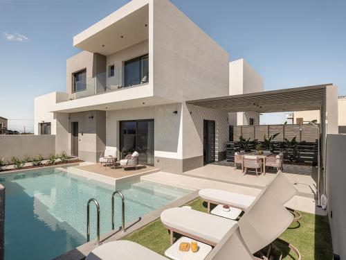 een villa met een zwembad en een huis bij Sav & Leo Mindful Residences in CHQ