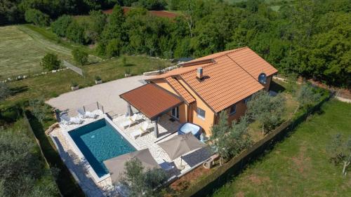 Villa Pendolina with pool and grill in Umag