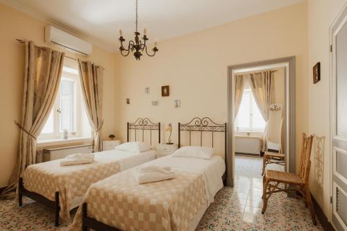 Giường trong phòng chung tại Ampelaki Blue