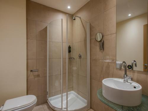 een badkamer met een douche, een toilet en een wastafel bij B&B HOTEL Calenzano First in Calenzano