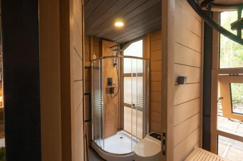 een badkamer met douche en toilet in een kamer bij Mila Villa in Ngingas