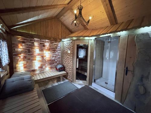 Een blik in een kleine kamer met een bank en een glazen deur. bij Zrub Niki in Ždiar