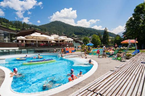 een groep mensen in een zwembad in een resort bij Residence Palmai in Ortisei