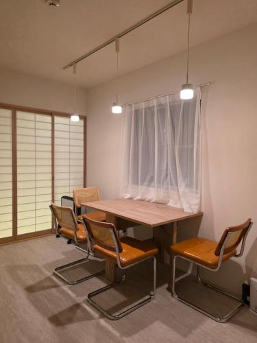 Sumika House in Asakusa 5 minutes walk to asakusa, 5 bedrooms, 2 living room 2kitchen 4toilet 2bathroom 2washmachine 2fridge Newly renovated with ultra-fast WiFi