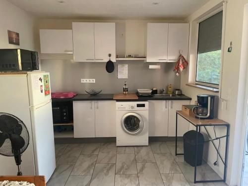 Kuchyň nebo kuchyňský kout v ubytování Bungalow charmant près de Vieux-Habitants, 36 m²