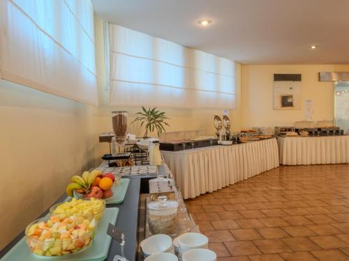 een keuken met fruit uitgestald op een aanrecht bij B&B HOTEL Calenzano First in Calenzano