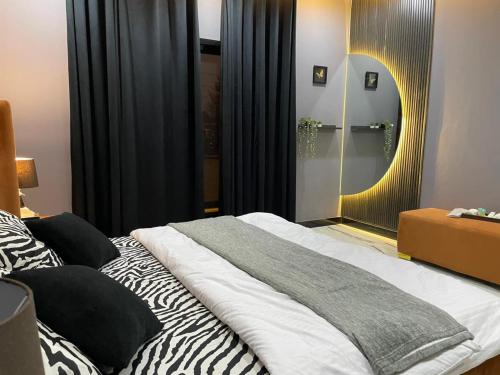 Postel nebo postele na pokoji v ubytování Asnb Residence F1 - 1BHK