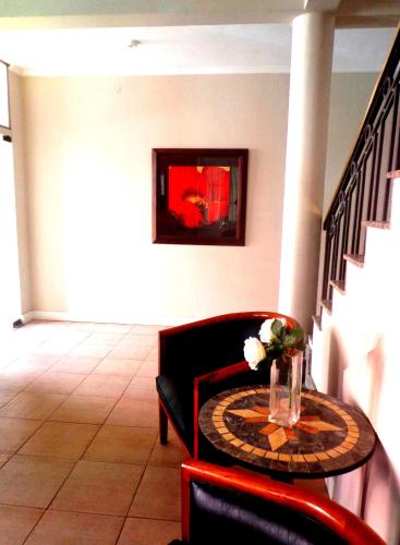 a room with a table with a vase of flowers on it at Hotel Praga in Gualeguaychú