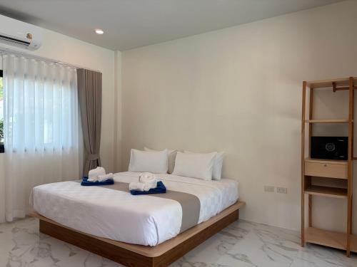 Giường trong phòng chung tại Pinky Tropical Resort & Villa