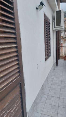 une porte donnant sur un immeuble avec une fenêtre et une télévision dans l'établissement Casa Zia Maria 6 posti Monterosso Coast to Coast, à Monterosso Calabro