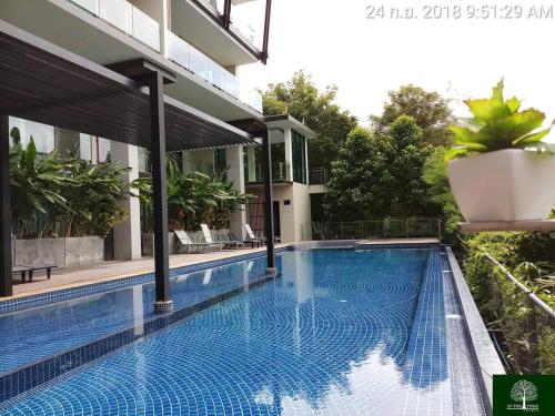 una piscina di fronte a un edificio di At the tree by fatimah R315 a Rawai Beach