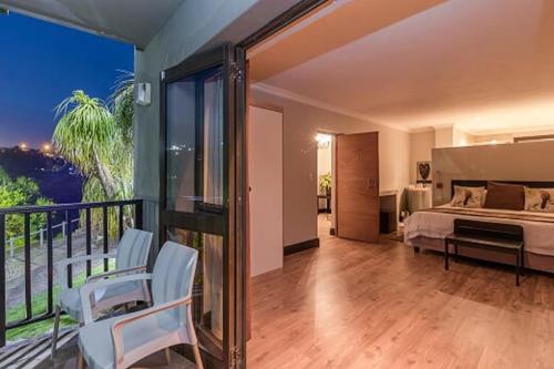 Giường trong phòng chung tại 47th on Howard