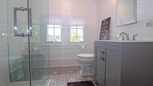 un bagno con wc e doccia in vetro di Cape May Classic a Cape May