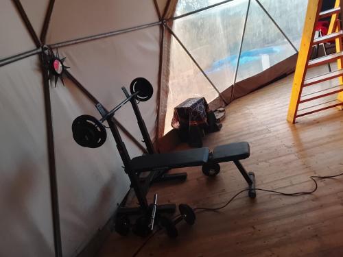 een ruimte met fitnessapparatuur in een tent bij Kurandero Temple in Bensafrim