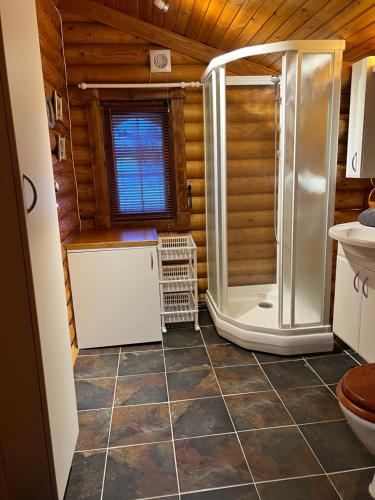 een badkamer met een douche in een blokhut bij Øse Camping in Gratangen