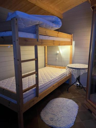 een stapelbed in een kamer met een tafel bij Øse Camping in Gratangen