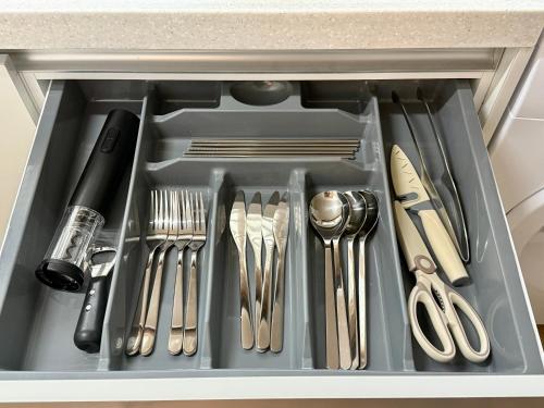 eine mit Küchenutensilien gefüllte Schublade in einer Küche in der Unterkunft NEW Stay Rombus in Seoul