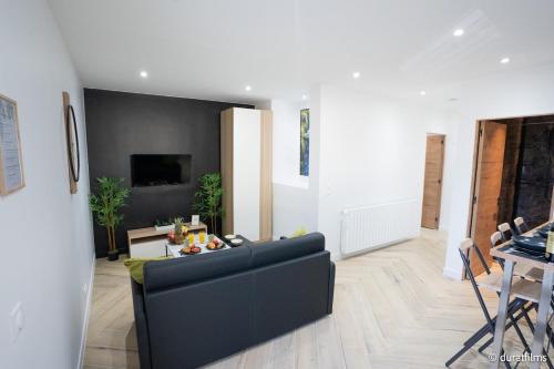 TV/trung tâm giải trí tại L'Obsidienne - Sauna & Spa Suite - Parking, Train Station