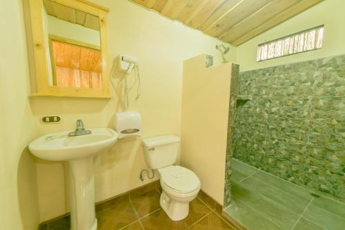 Phòng tắm tại El Churrasco Hotel y Restaurante
