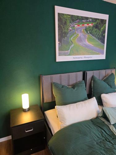 une chambre avec deux lits et une lampe sur une table de chevet dans l'établissement GreenHell Stays, à Adenau