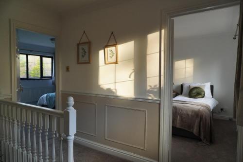 een slaapkamer met een bed en een trap met een raam bij Carreg Llwyd in Caerphilly