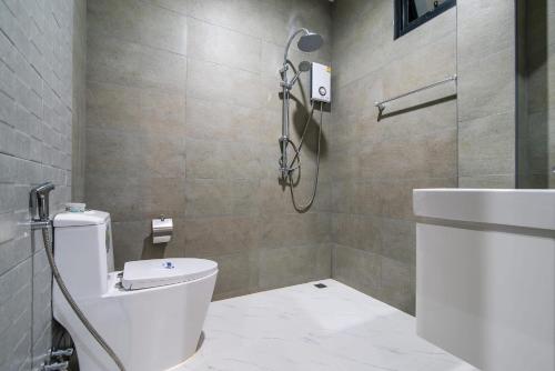 a bathroom with a shower and a toilet and a sink at บ้านบรรยากาศ พูลวิลล่าชะอำ in Ban Bo Prakhon